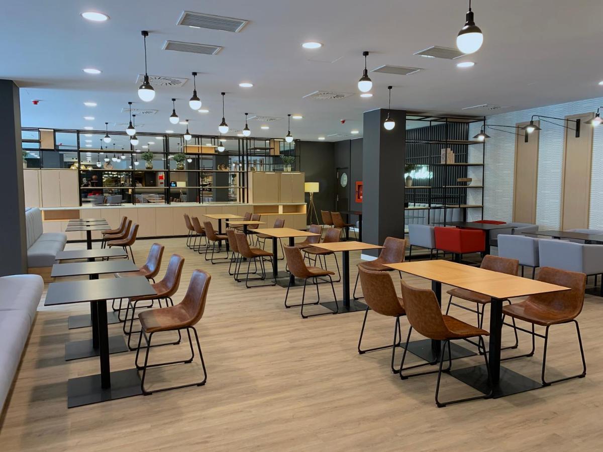 Ramada by Wyndham Valencia Almussafes Otel Dış mekan fotoğraf