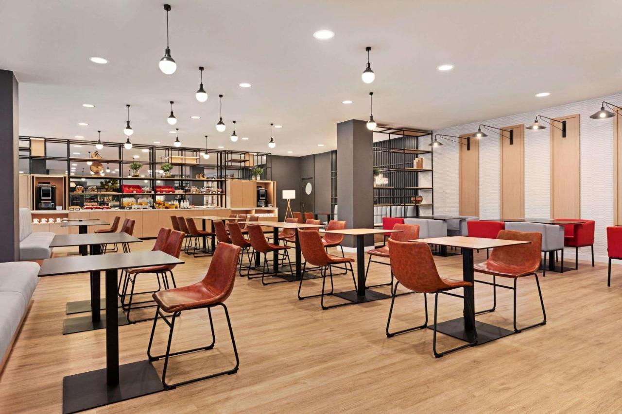 Ramada by Wyndham Valencia Almussafes Otel Dış mekan fotoğraf