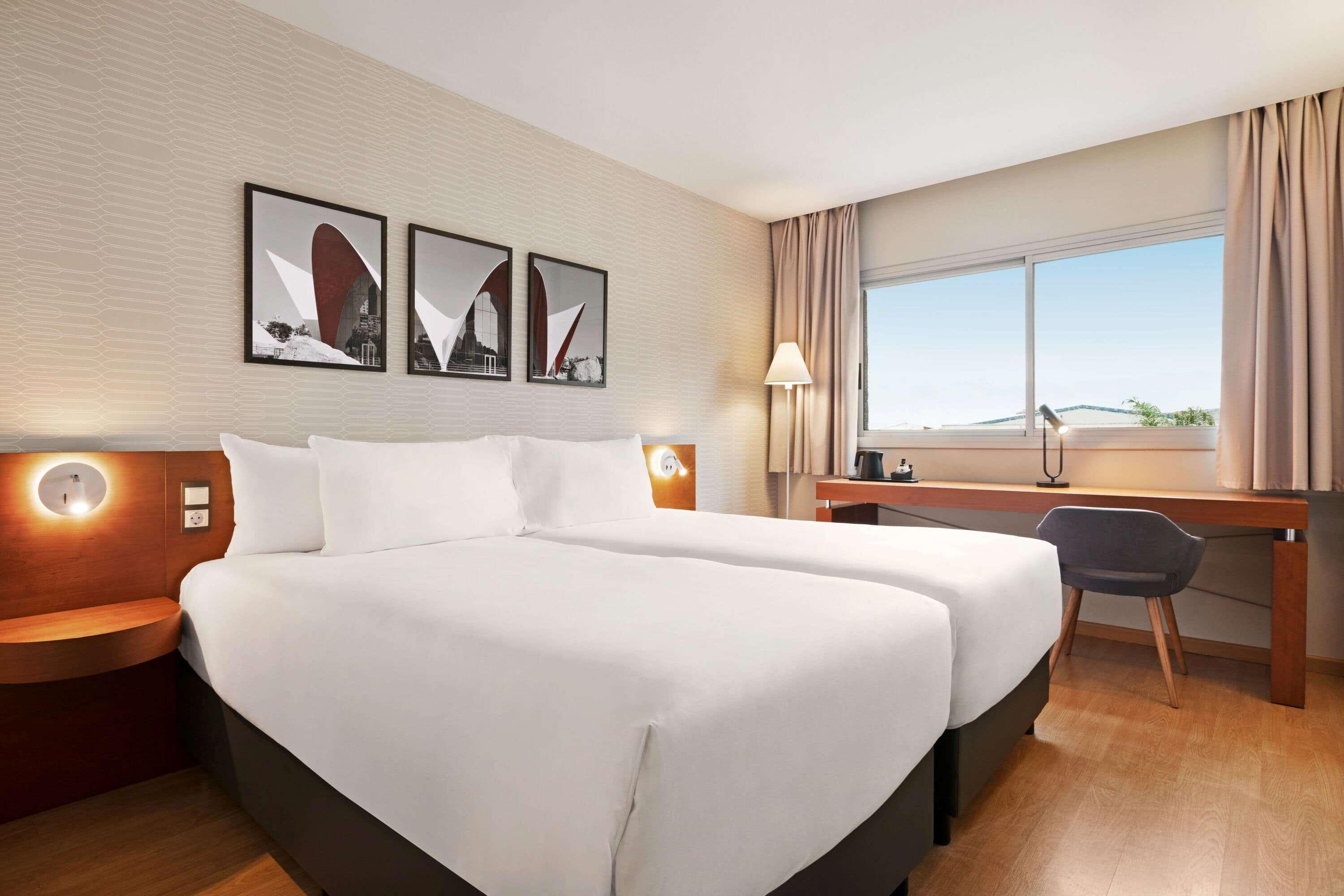 Ramada by Wyndham Valencia Almussafes Otel Dış mekan fotoğraf