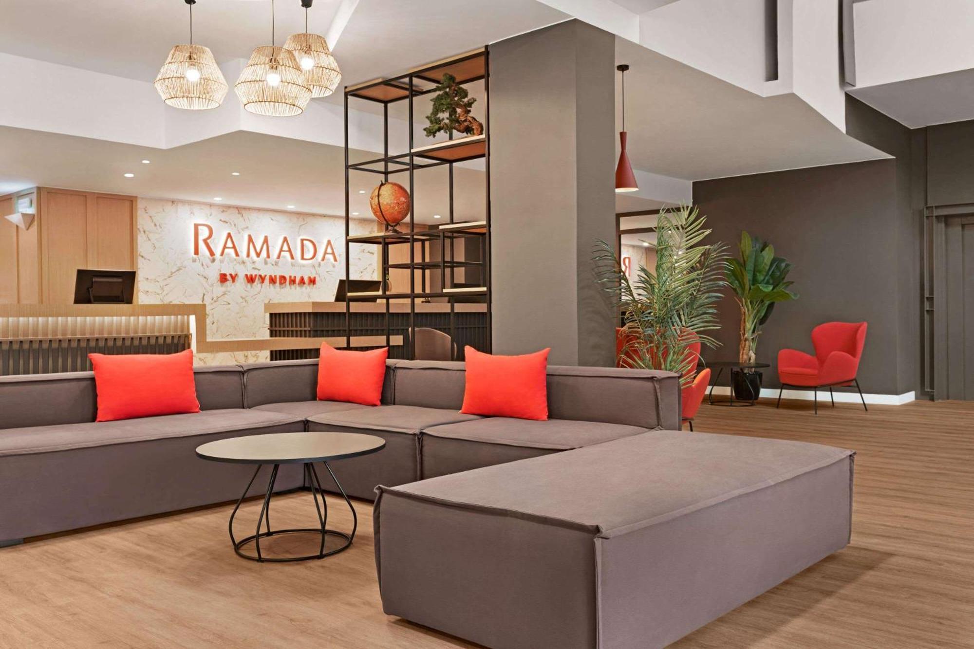 Ramada by Wyndham Valencia Almussafes Otel Dış mekan fotoğraf