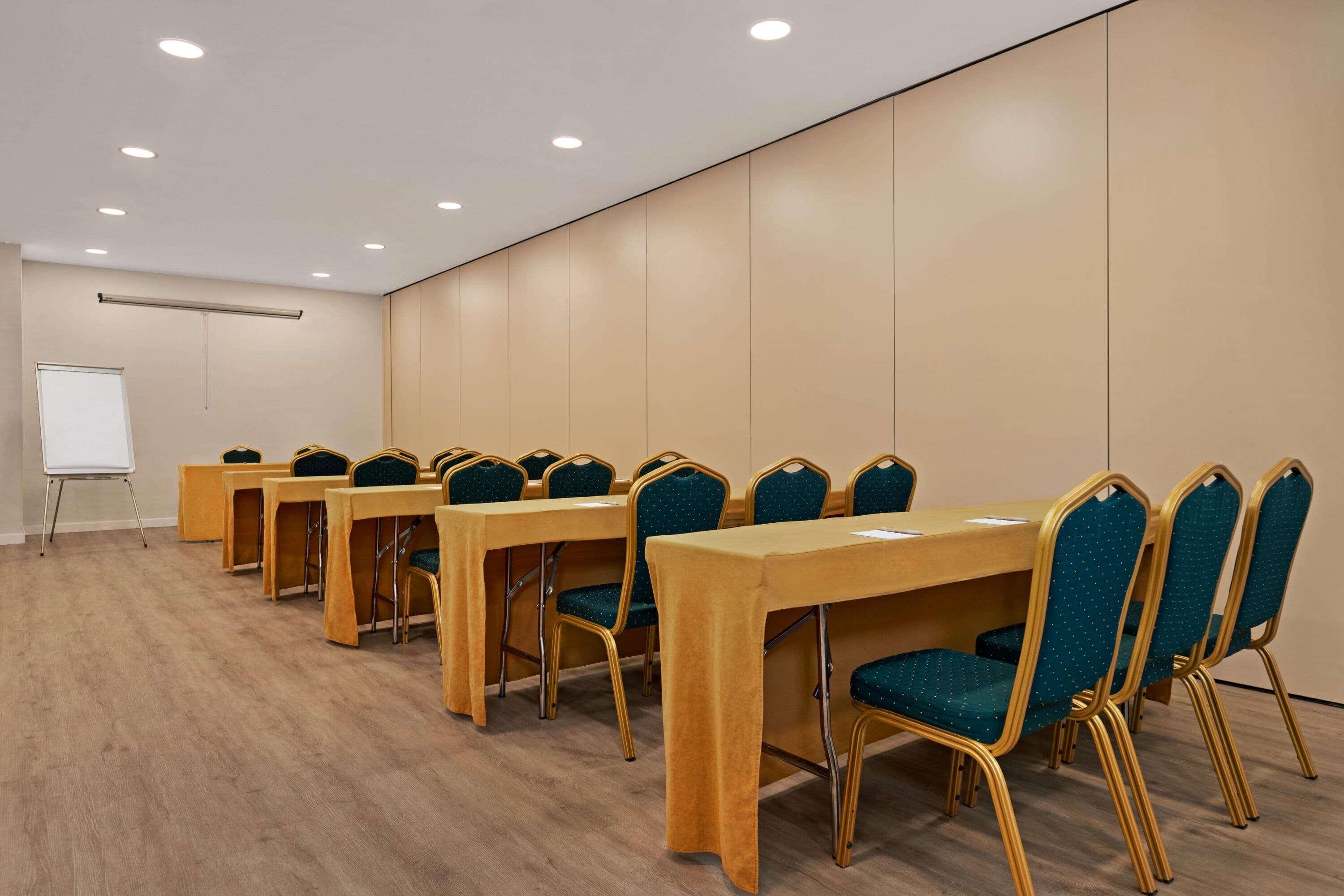 Ramada by Wyndham Valencia Almussafes Otel Dış mekan fotoğraf