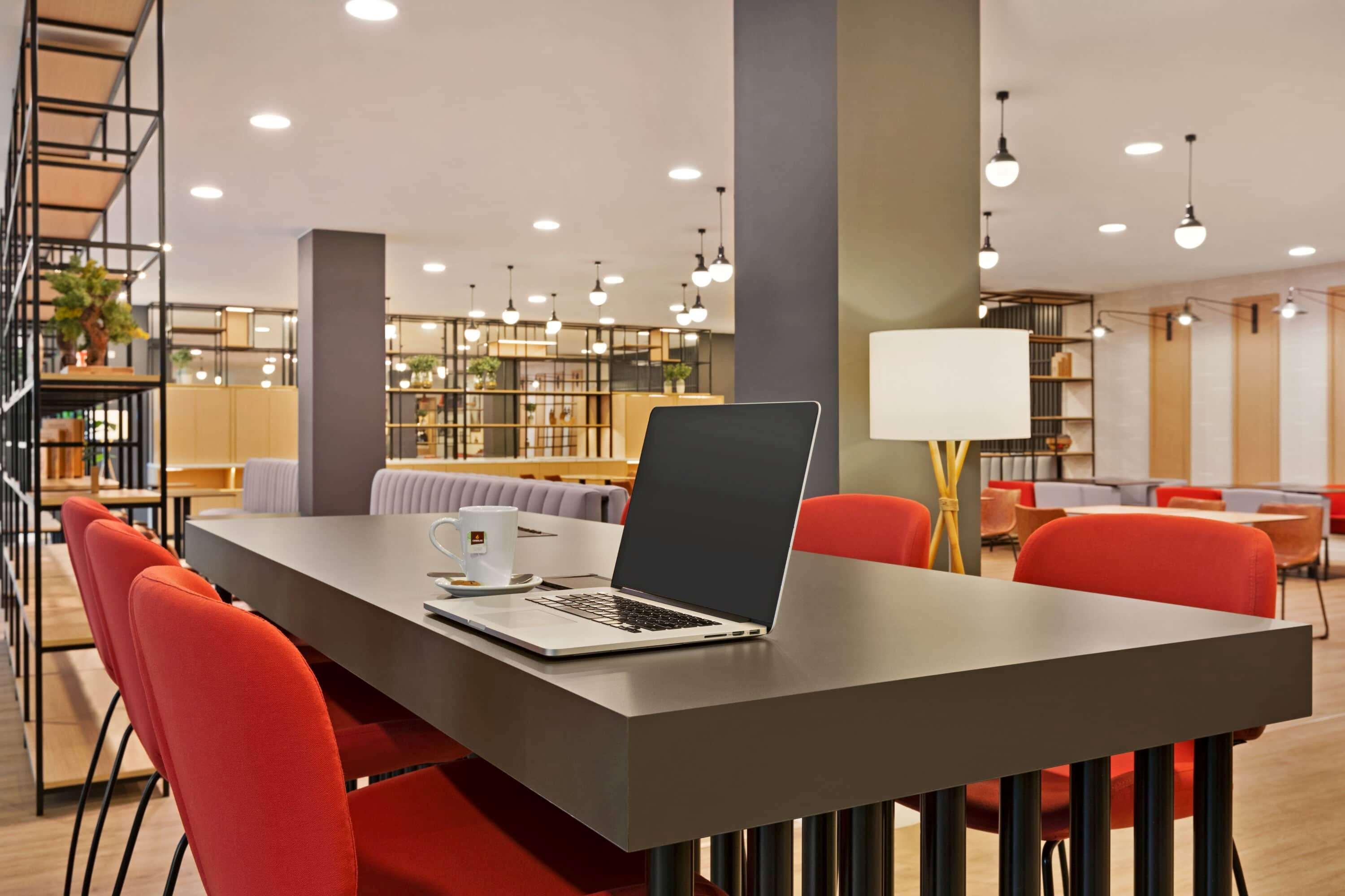 Ramada by Wyndham Valencia Almussafes Otel Dış mekan fotoğraf