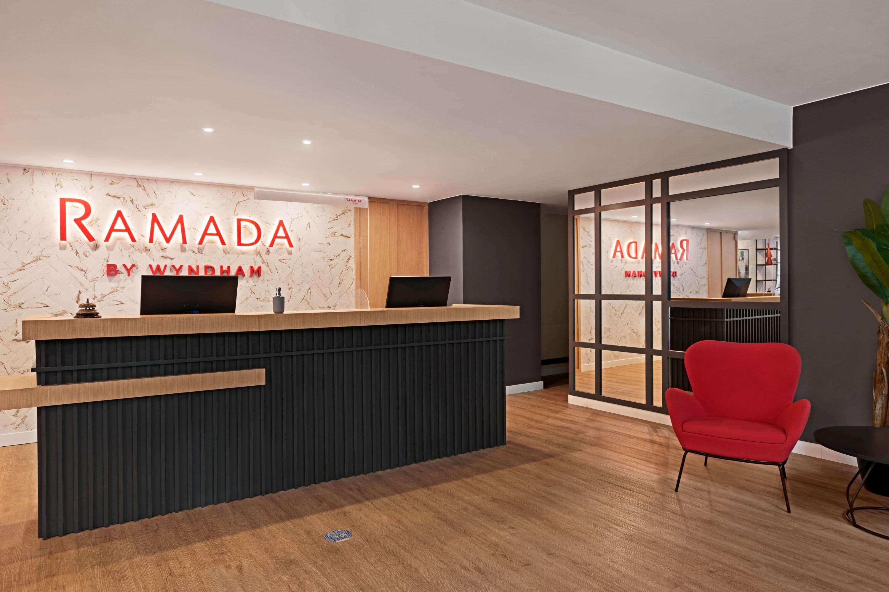 Ramada by Wyndham Valencia Almussafes Otel Dış mekan fotoğraf