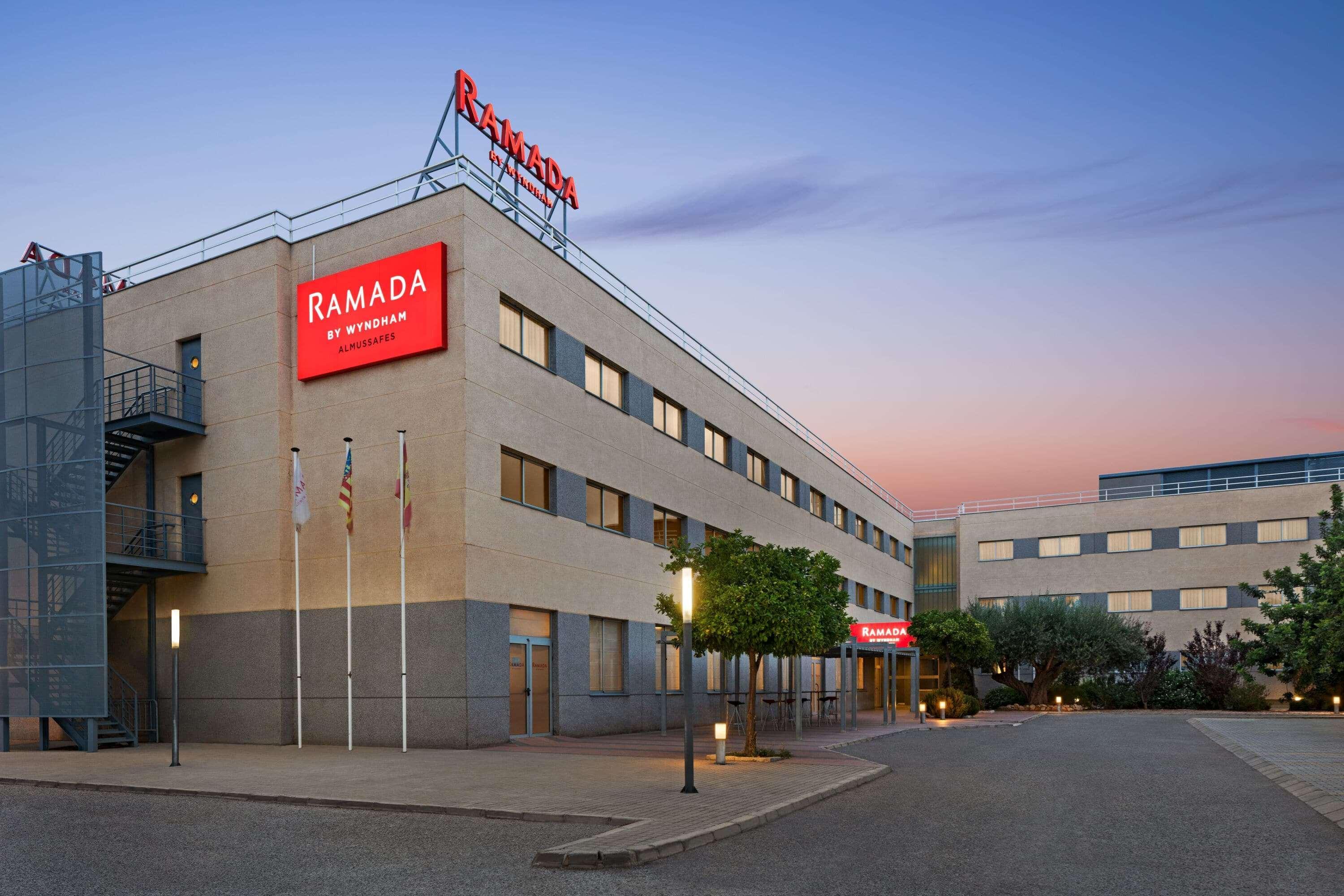 Ramada by Wyndham Valencia Almussafes Otel Dış mekan fotoğraf