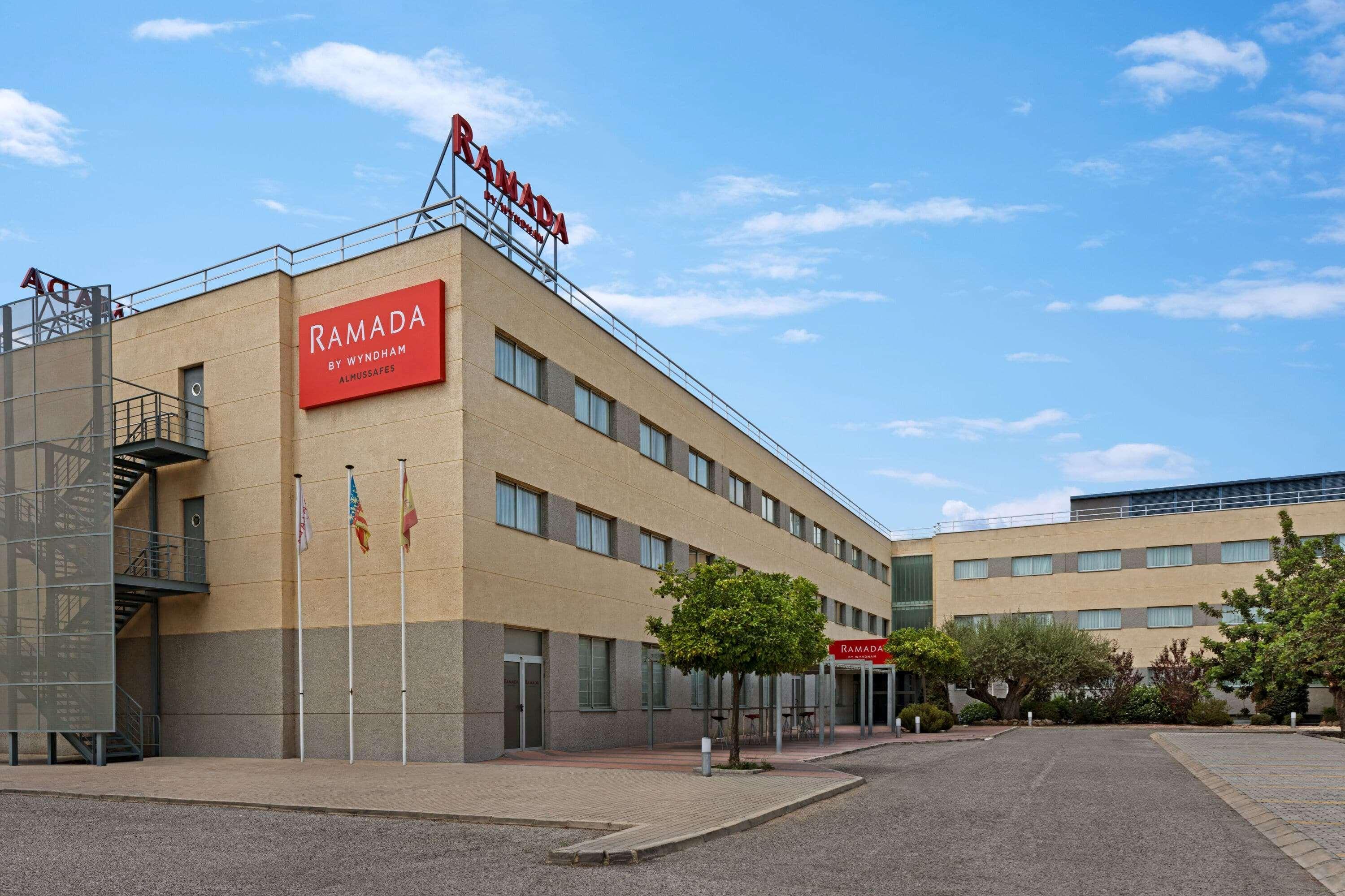 Ramada by Wyndham Valencia Almussafes Otel Dış mekan fotoğraf