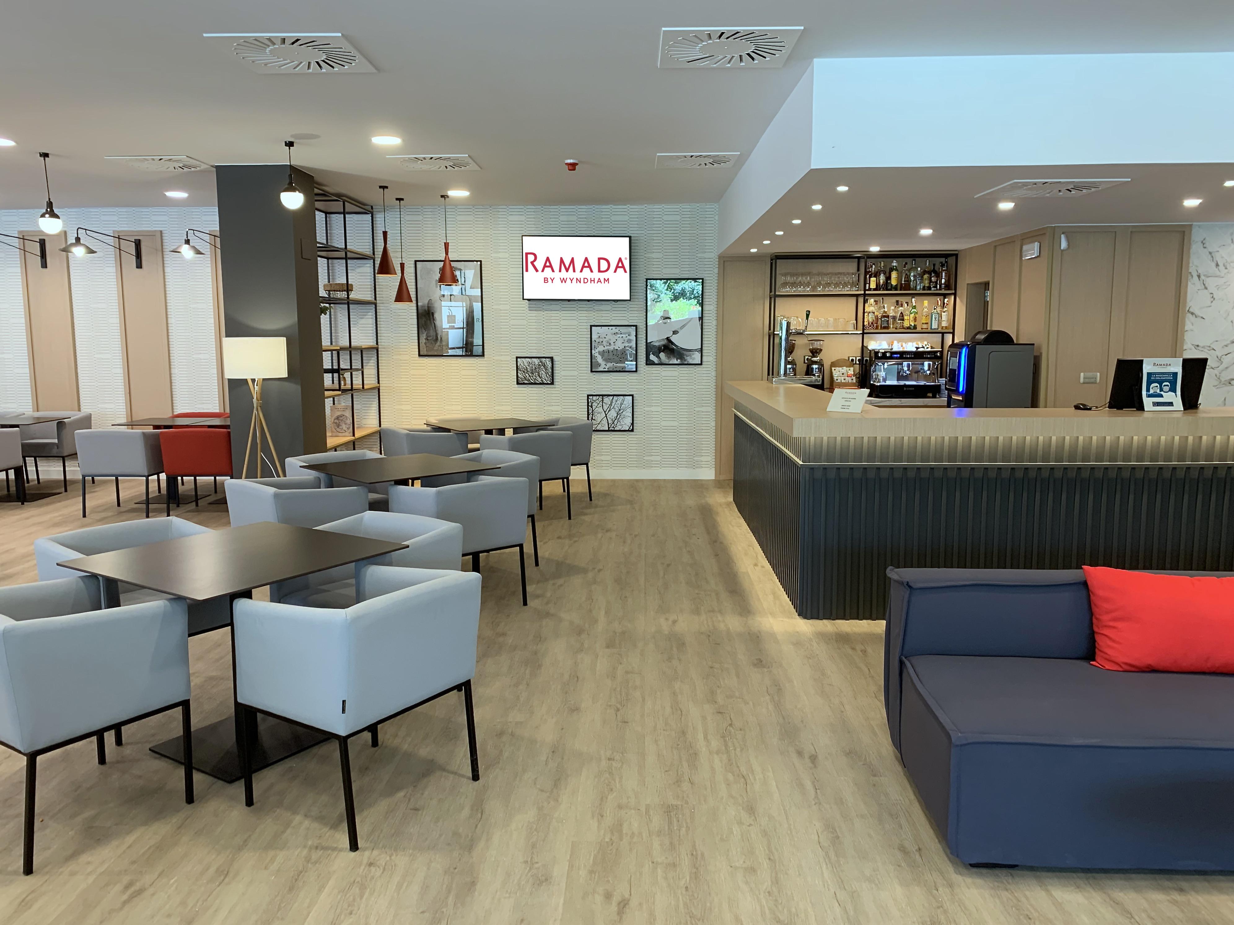 Ramada by Wyndham Valencia Almussafes Otel Dış mekan fotoğraf