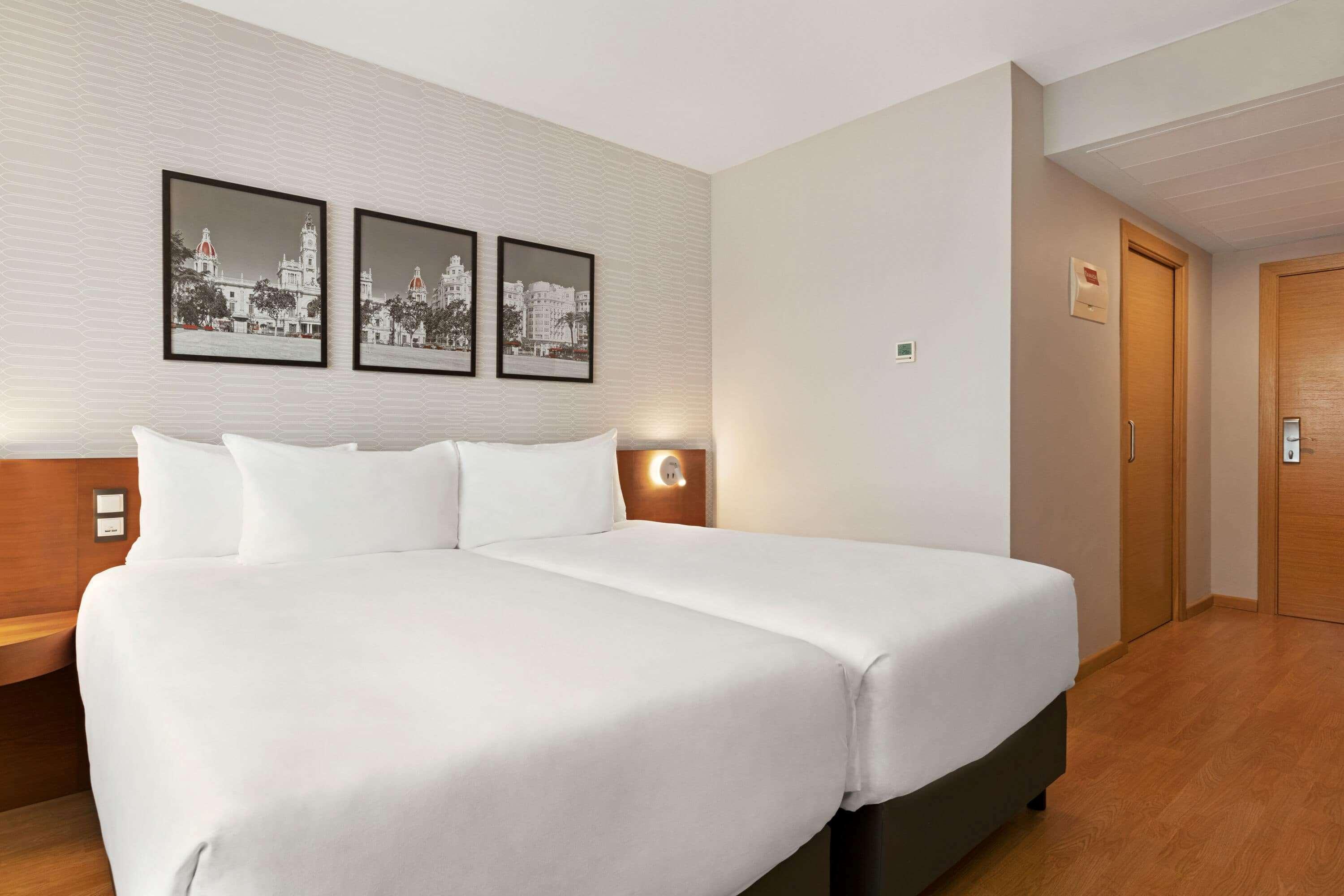 Ramada by Wyndham Valencia Almussafes Otel Dış mekan fotoğraf