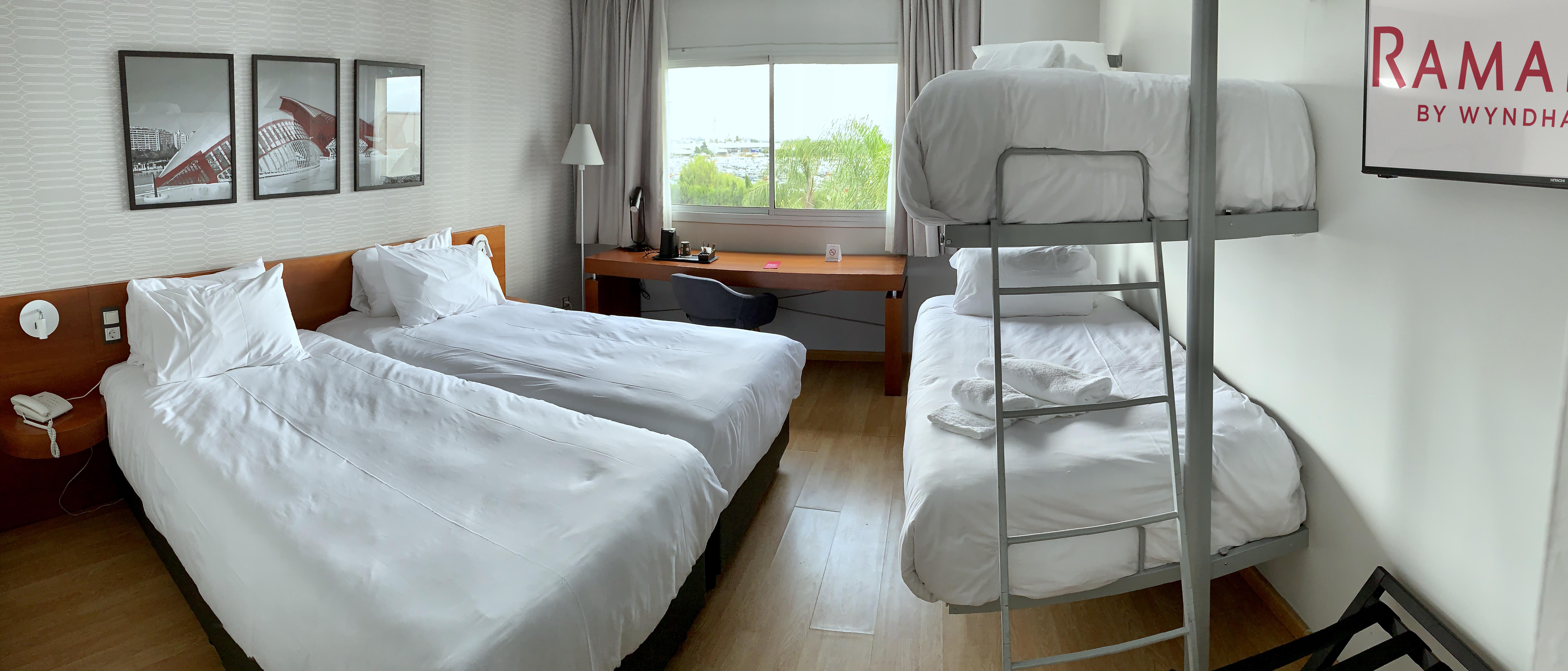 Ramada by Wyndham Valencia Almussafes Otel Dış mekan fotoğraf