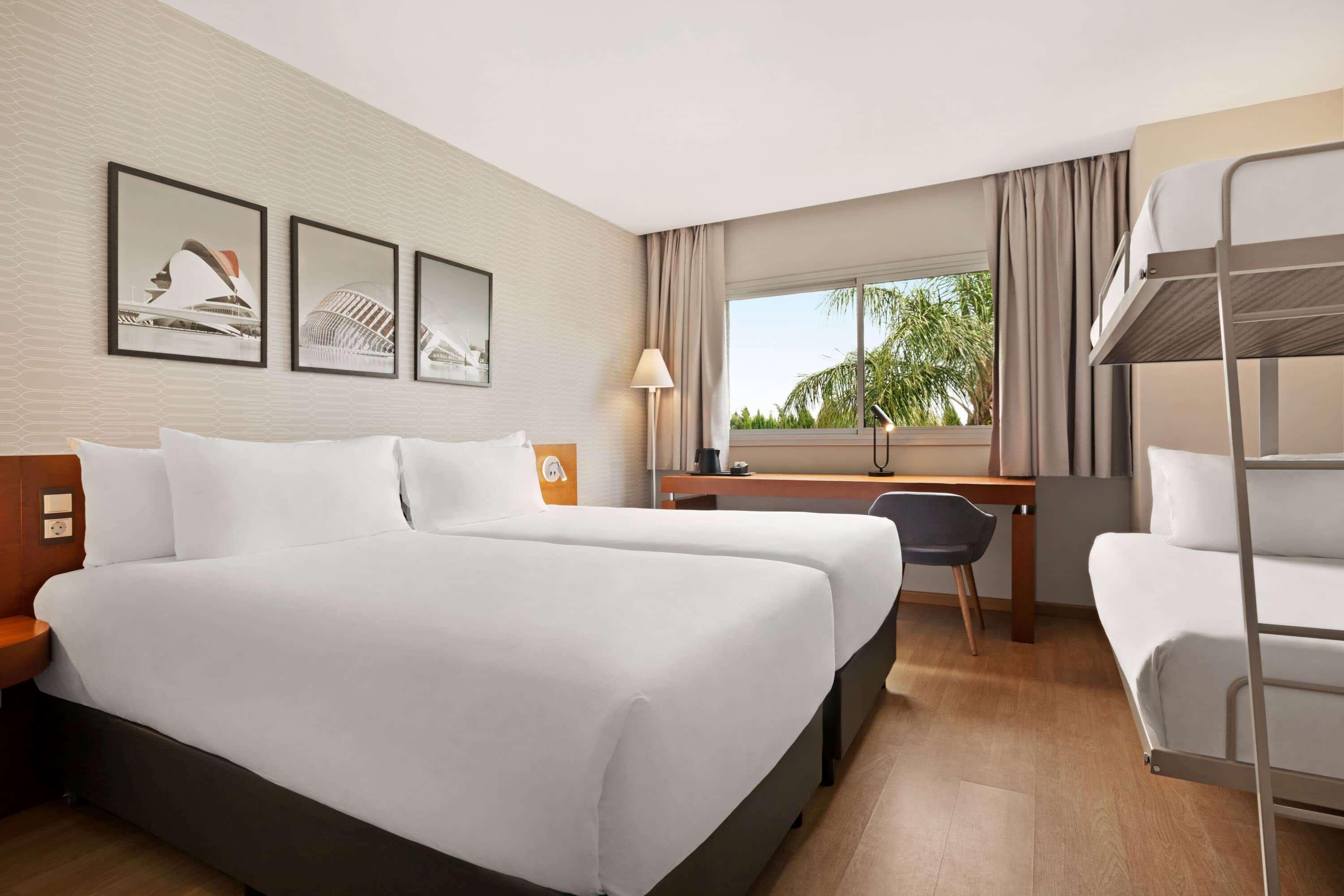 Ramada by Wyndham Valencia Almussafes Otel Dış mekan fotoğraf
