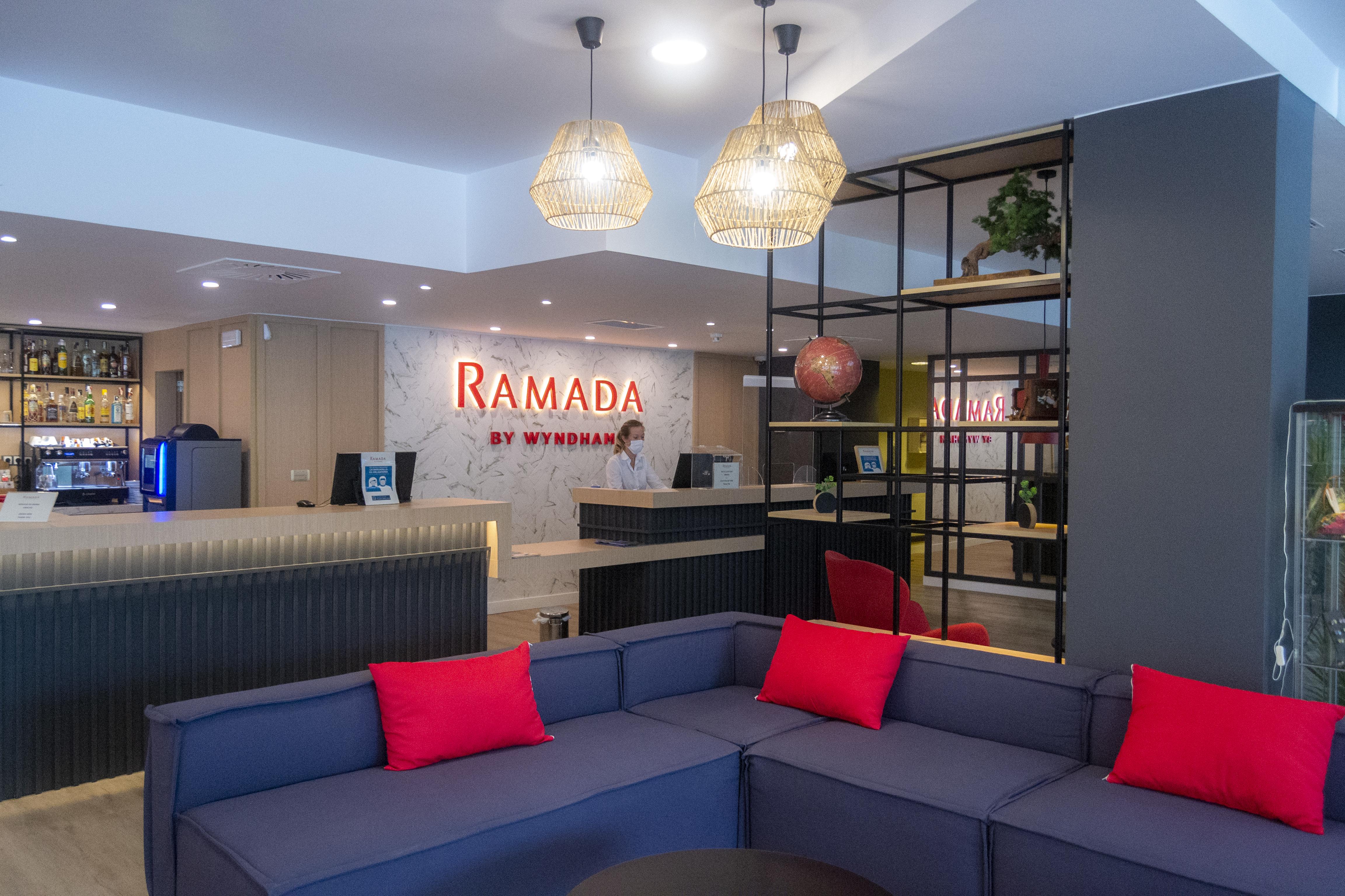 Ramada by Wyndham Valencia Almussafes Otel Dış mekan fotoğraf