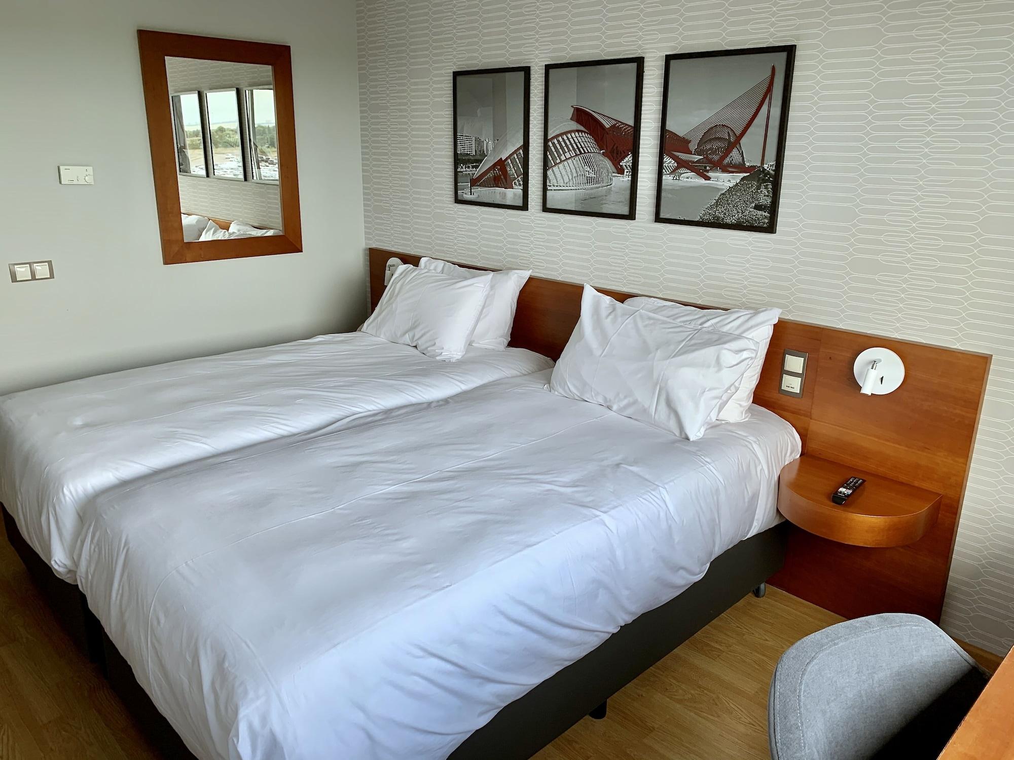 Ramada by Wyndham Valencia Almussafes Otel Dış mekan fotoğraf