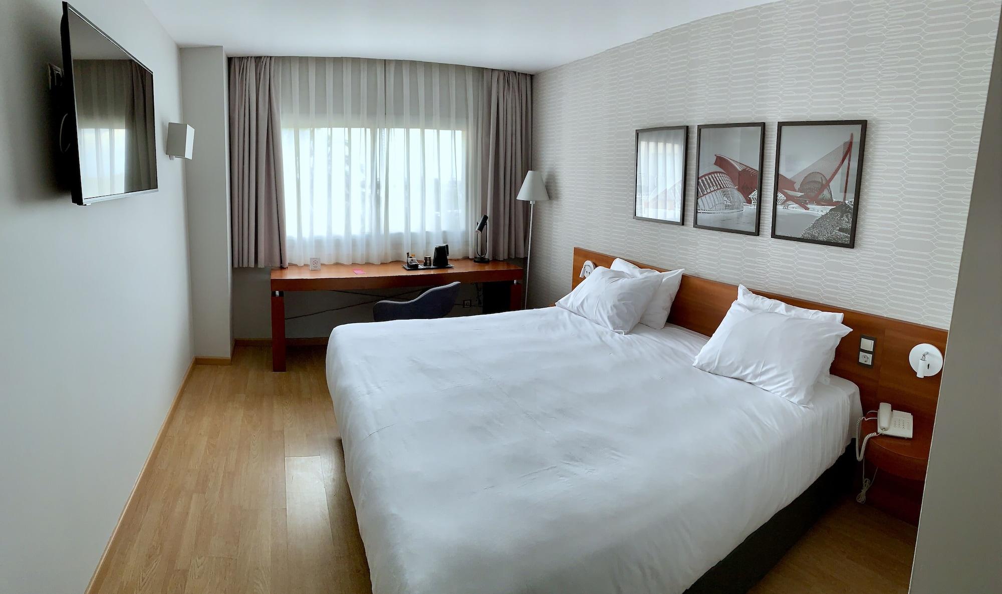 Ramada by Wyndham Valencia Almussafes Otel Dış mekan fotoğraf