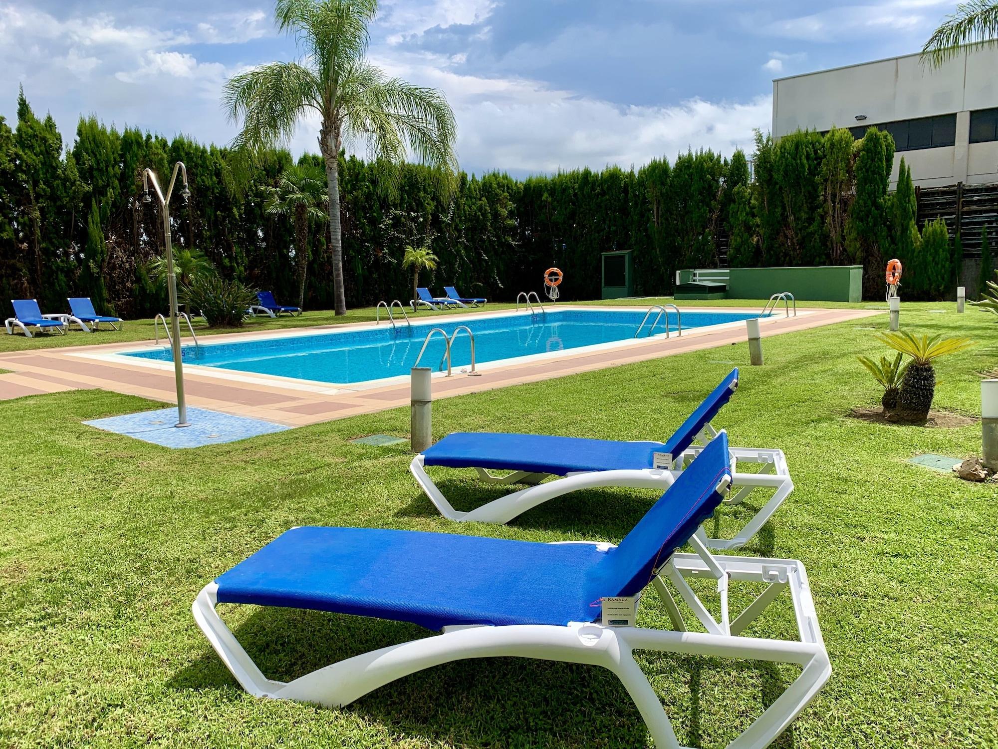 Ramada by Wyndham Valencia Almussafes Otel Dış mekan fotoğraf