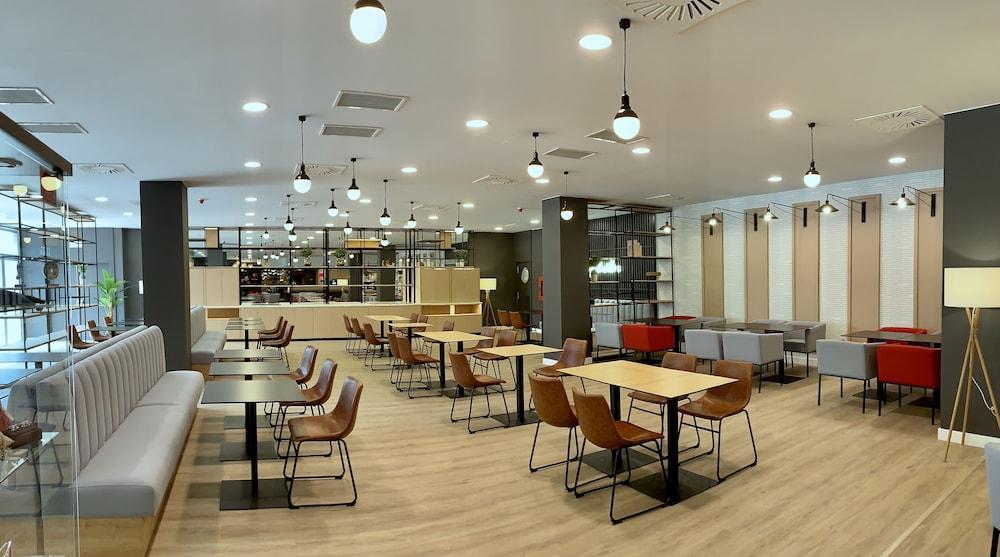 Ramada by Wyndham Valencia Almussafes Otel Dış mekan fotoğraf