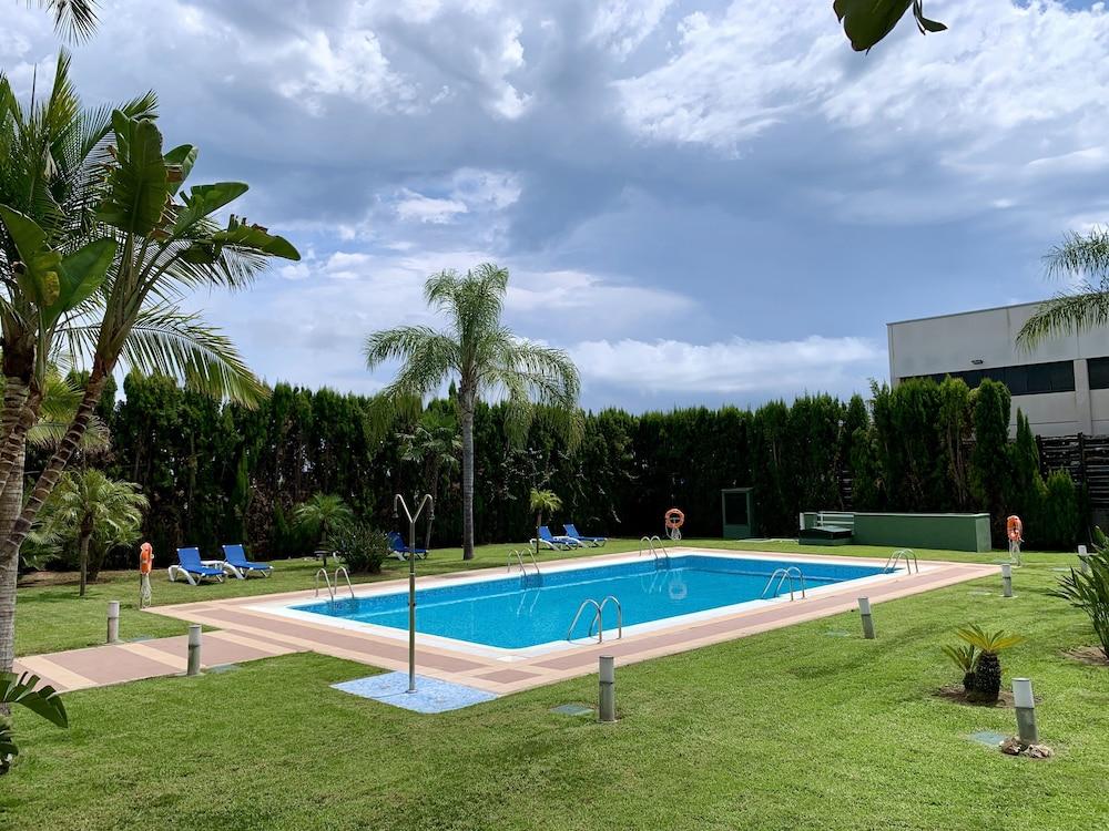 Ramada by Wyndham Valencia Almussafes Otel Dış mekan fotoğraf